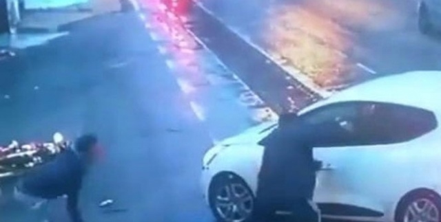 Canını unuttu, araca yumruk ve tekme ile saldırdı