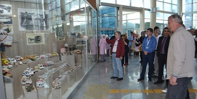 Devlet Hastanesi'nde oyuncak ambulanslar sergileniyor