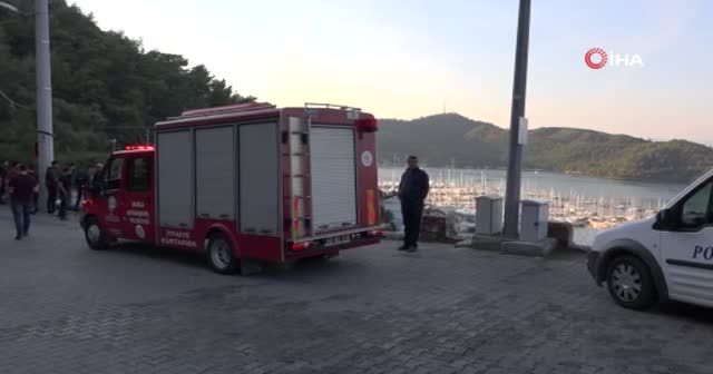 Freni çekilmeyen minibüs evin üstüne düştü
