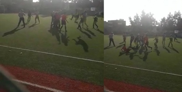 Futbolcu, hakeme uçan tekme attı