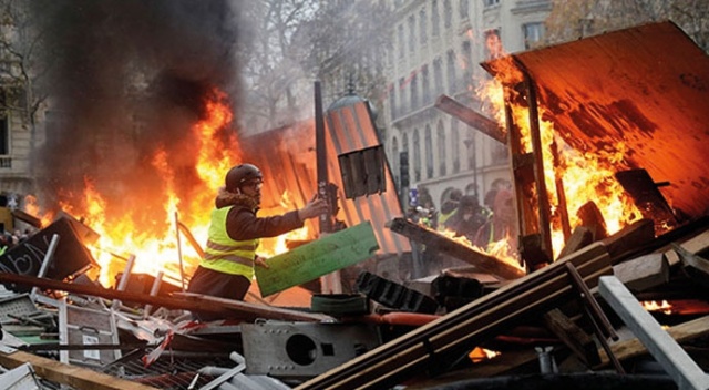 Paris’te "sarı yeleklilere" polis müdahalesi