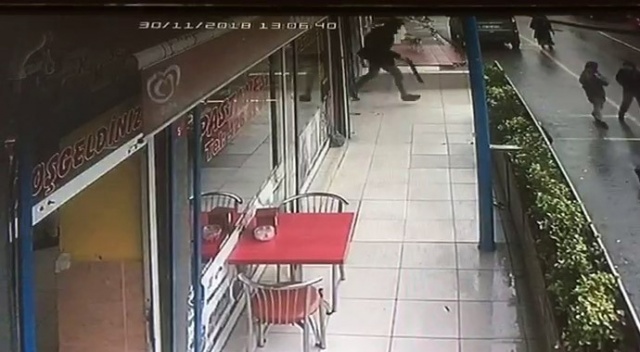 Pendik'te pompalı tüfekle kuyumcu soygunu kamerada