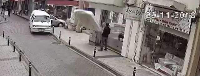 Üstüne yatak düşmesinden saniyelerle kurtuldu