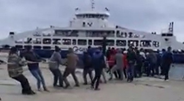 Yolcu gemisini halatla kıyıya çektiler