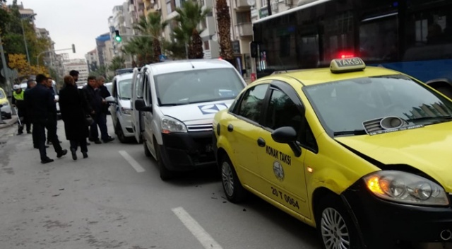 Yolun karşısına geçme çalışan yaya iki aracın arasında sıkıştı