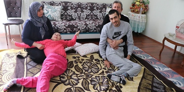 30 yıldır engelli çocuklarına bakan örnek anne ve baba