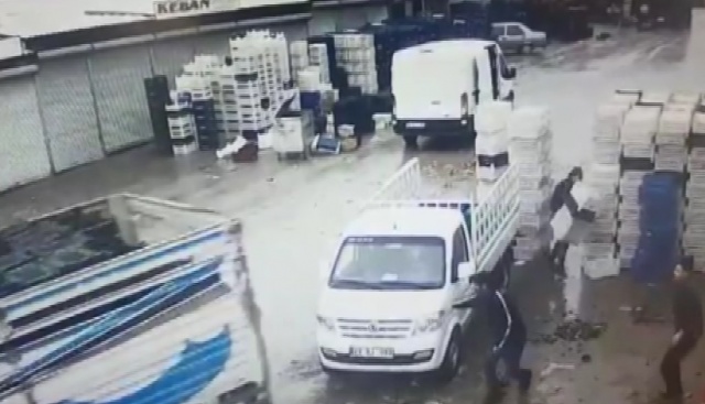 Akıl almaz kazadan, saniyelerle kurtuldular