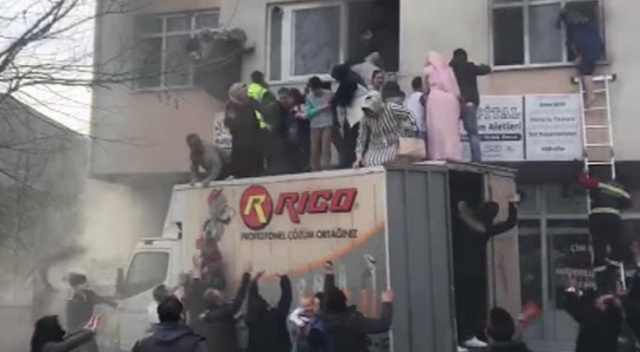 Arnavutköy'de yangın paniği, çok sayıda kişi mahsur kaldı