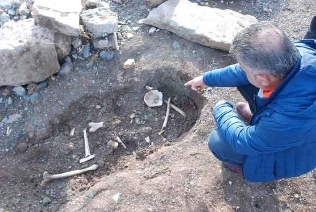 Barajda sular çekildi, kemik parçaları ortaya çıktı
