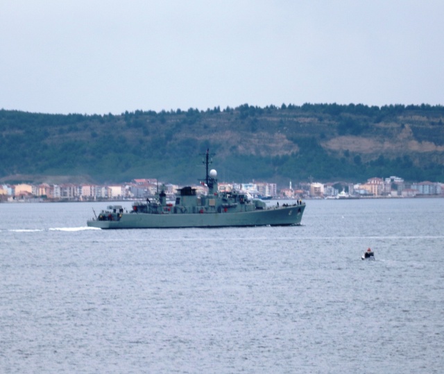 Bulgaristan fırkateyni Çanakkale Boğazı'ndan geçti