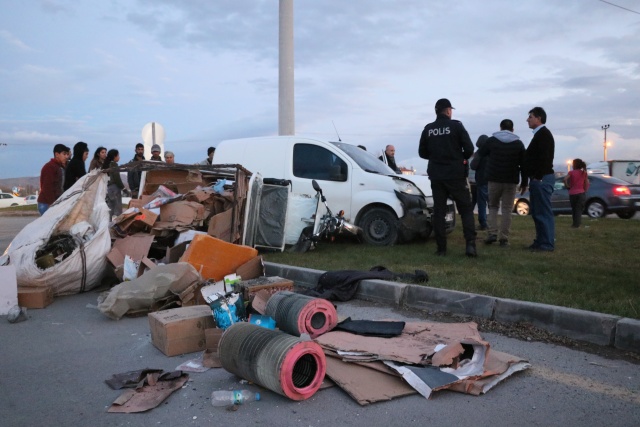 Hafif ticari araç elektrikli bisiklete çarptı: 1 yaralı