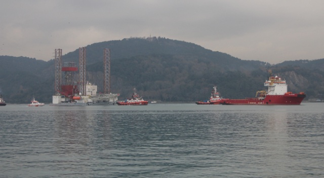 İstanbul Boğazından dev petrol platform geçti