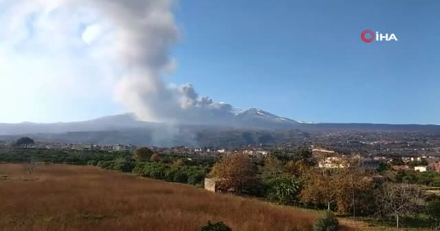 İtalya’da Etna Yanardağı yeniden faaliyete geçti