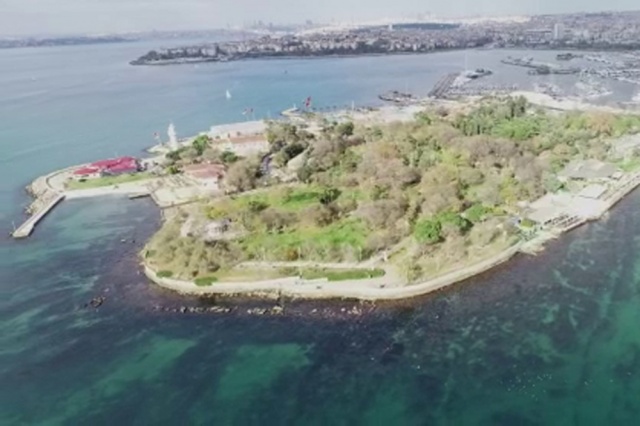 Kadıköy’de kayalıklara çarpan tekne batma tehlikesi geçirdi