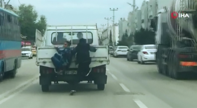 Kamyonet arkasında tehlikeli yolculuk