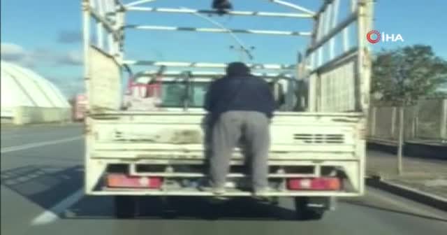Kamyonetin arkasında tehlikeli yolculuk yürekli ağza getirdi