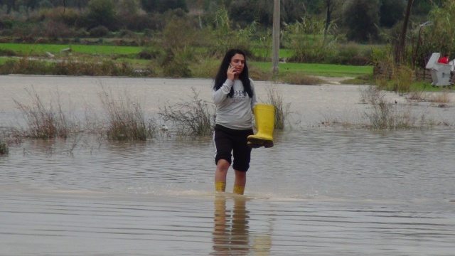 Manavgat’ta yağmur sebebiyle dere ve kanallar taştı