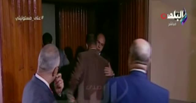 Mursi ve Mübarek mahkemede yüz yüze geldi