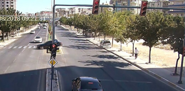 Otomobillerin çarpıştığı kaza kamerada