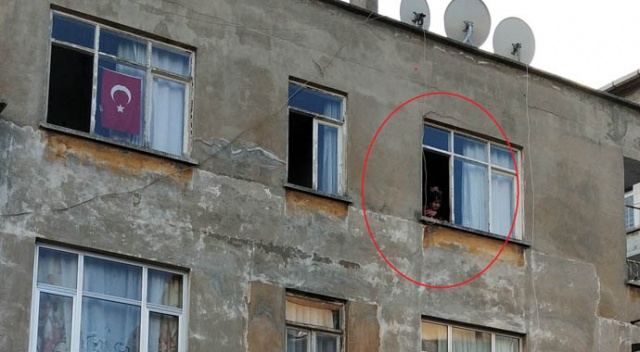 Pencere camını silerken 3. kattan düştü