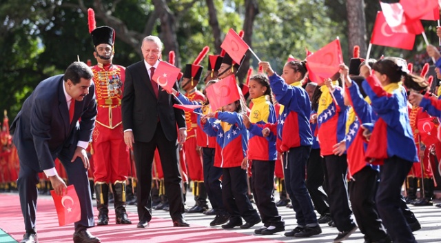 Venezuela Devlet Başkanı Maduro, Türk bayrağını yerde bırakmadı