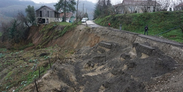 150 hanelik mahallenin yolu heyelanda çöktü
