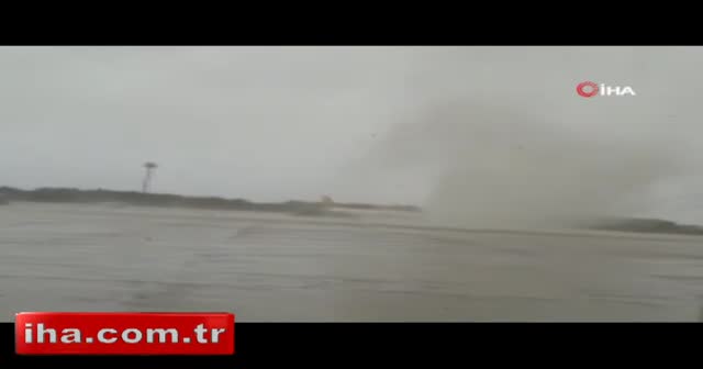 Antalya Havalimanı'nda hortum böyle görüntülendi...