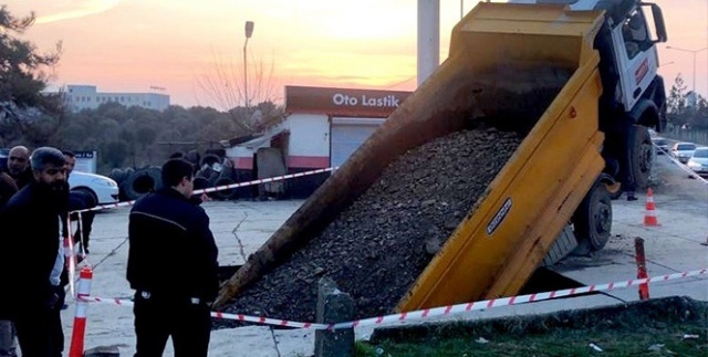 Beton zemin çöktü, kamyon içine düştü