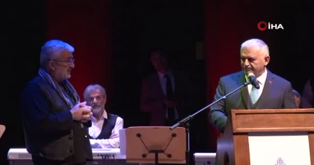 Binali Yıldırım ve İbrahim Kalın türkü söyledi