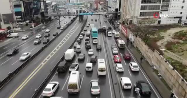 E-5'ten yan yola devrilen vinç trafiği kilitledi, trafik havadan görüntülendi