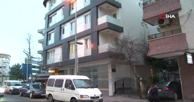 İranlı bir kişi bir binanın merdivenlerinde ölü bulundu