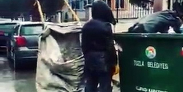 Kağıt toplayan genç İstiklal Marşı'nı duyunca saygı duruşuna geçti
