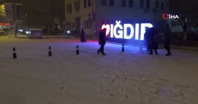 Kar yağdı vatandaş oynamaya başladı