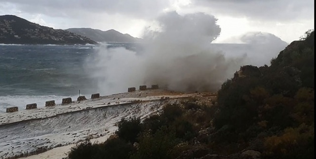 Kaş'ta dev dalgalar ulaşımı aksattı