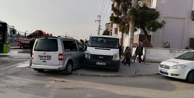 Kaza yapan iki araç yayaların arasında daldı: 3 yaralı