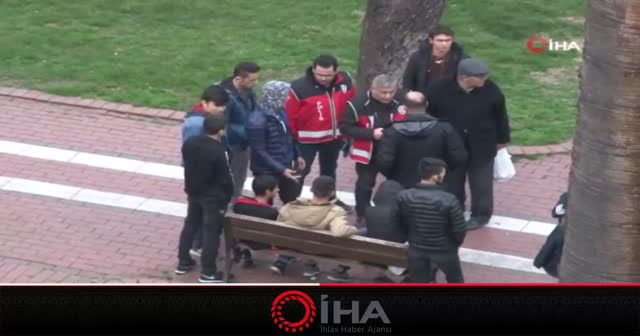 Parkta küçük çocuklar birbirine girdi