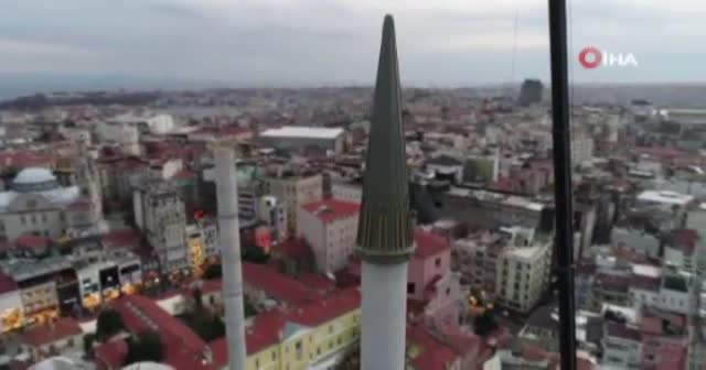 Taksim Camii’nin minaresinin külahı yerleştirildi
