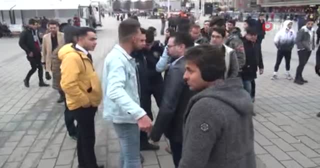 Taksim Meydanı'nda hanutçuların tekme tokat kavgası kamerada