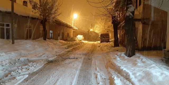 Tufanbeyli'de kar tipiye döndü
