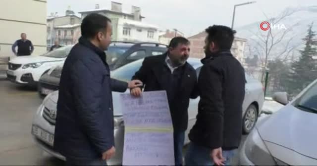 Üzerine benzin döktü kendini yakmaya kalktı