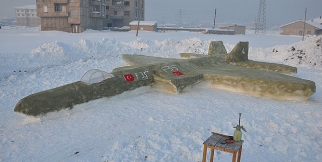 Yüksekovalı gençten kardan F-35 savaş uçağı