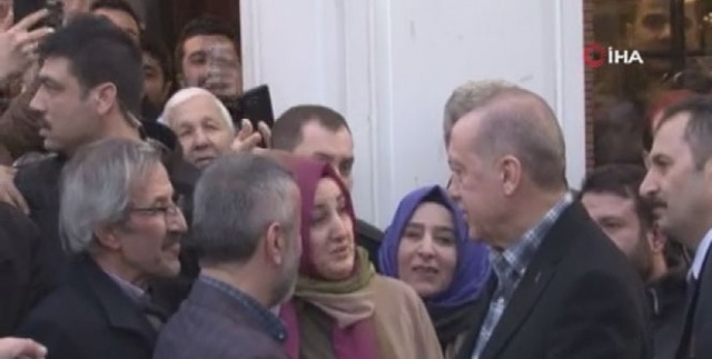 Cumhurbaşkanı Erdoğan, Çengelköy'de çay bahçesinde vatandaşlarla sohbet etti