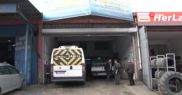 Esenyurt'ta halk otobüsü oto tamirciye daldı
