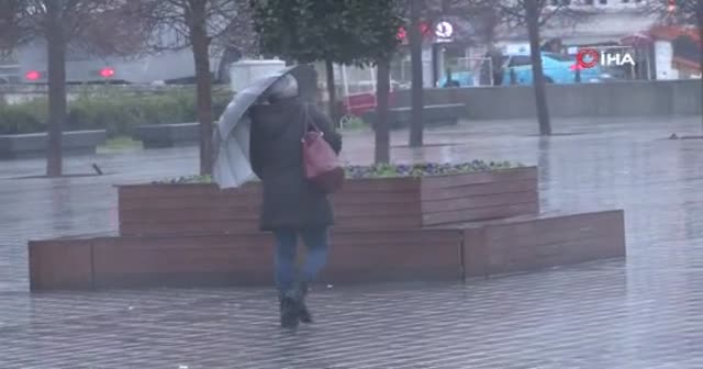 Fırtına ve yağış İstanbul'da vatandaşa zor anlar yaşattı