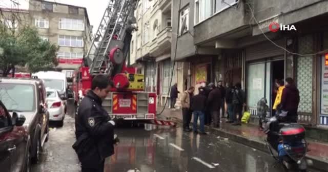 Gaziosmanpaşa’da çöplüğü andıran çatı alev alev yandı