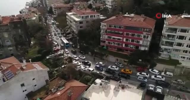 Güneşli havayı fırsat bilenlerin oluşturduğu yoğun trafik havadan görüntülendi