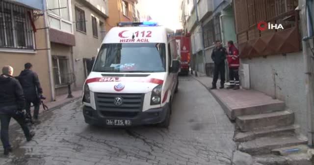 Hasta almaya giden ambulans dar sokakta mahsur kaldı