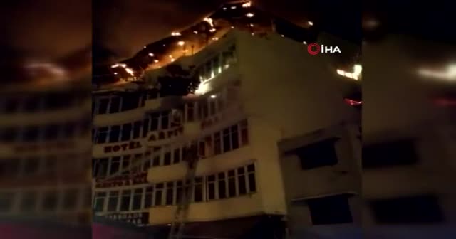 Hindistan’da otel yangını: 17 ölü