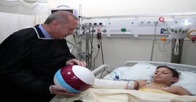Kartal’da enkazdan kurtarılan Tayyip’i Ünal Karaman ziyaret etti