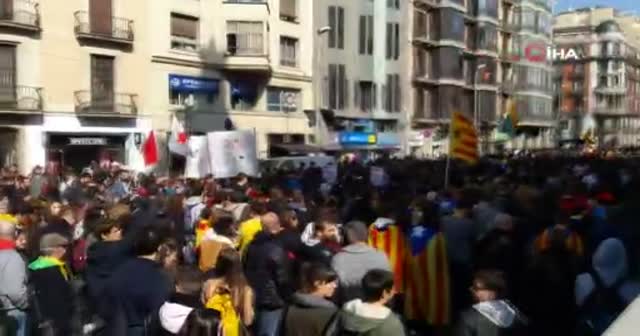 Katalonya'da politikacıların yargılanmasına karşı protestolar yapıldı